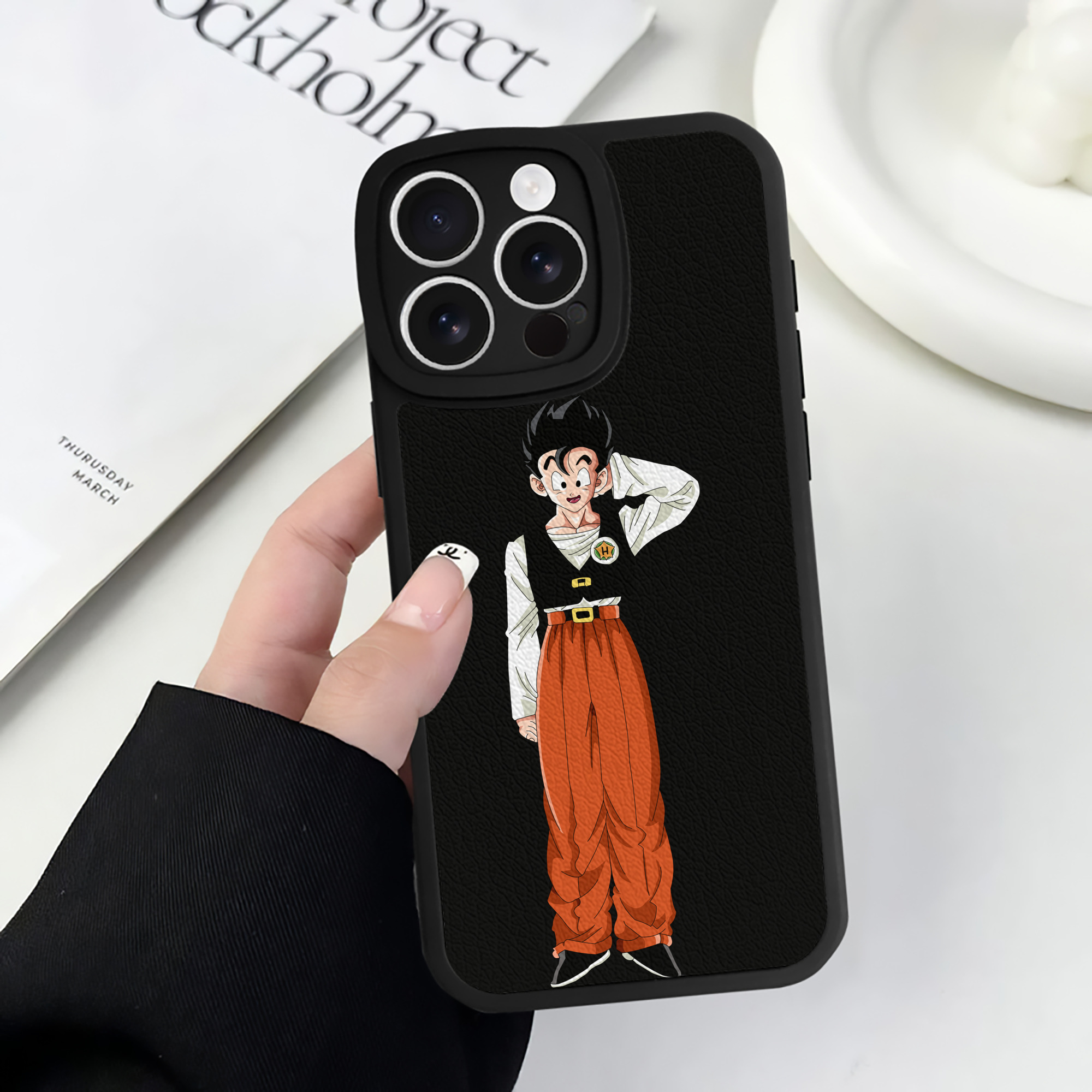 （画像用） ドラゴンボール 孫 悟飯（そんごはん）DRAGON BALL Son Gohan 【iPhone 16シリーズ対応】シリコンスマホケース（レザー調） 材質：シリコン